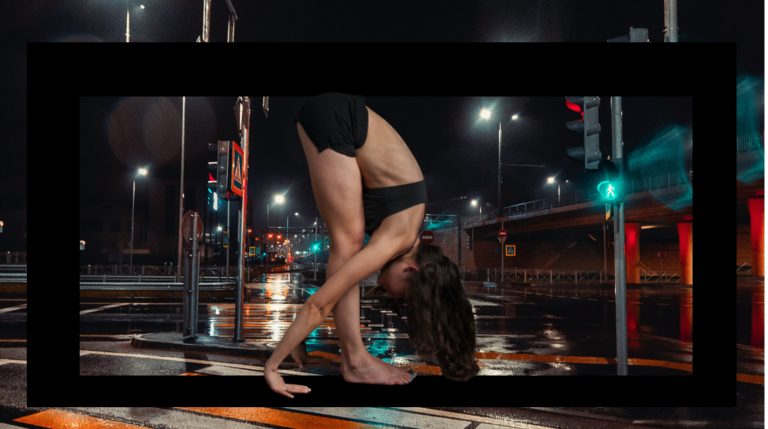 žena provádí diagnostické cvičení mobility a držení těla