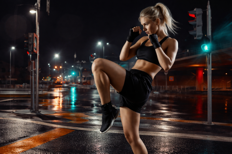 žena provádí koleno v thajském boxu – trénink muay thai